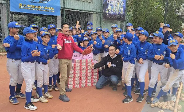 傳承最珍貴的力量 何志偉探望福林國小少棒隊 盼棒球扎根孕育台灣未來之光 傳承最珍貴的力量 何志偉探望福林國小少棒隊 盼棒球扎根孕育台灣未來之光
