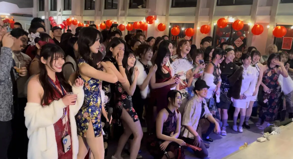 臺師大研究生陳姿羽氣質主持古風春酒 旗袍派對氣氛嗨翻全場 臺師大研究生陳姿羽氣質主持古風春酒 旗袍派對氣氛嗨翻全場