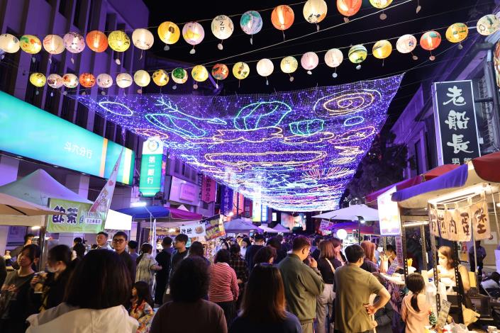 斗六太平老街萬盞燈籠高掛街區，燈海綿延、光影交織，點亮老街夜色。