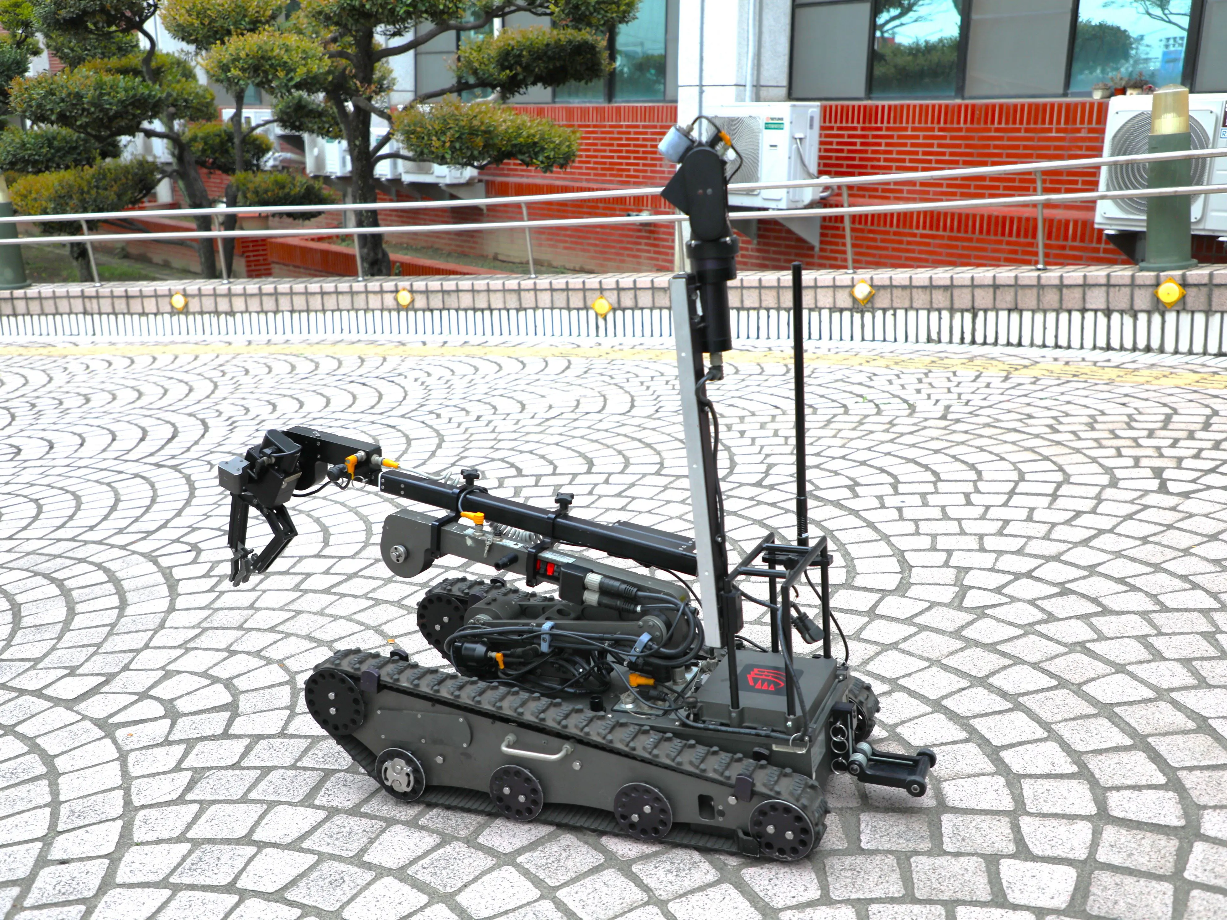 防爆機器人、偵爆犬齊上陣 2026台灣燈會安全層層把關 防爆機器人、偵爆犬齊上陣 2026台灣燈會安全層層把關