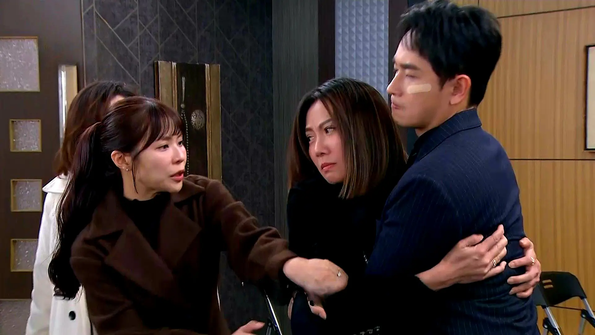 大牙(周宜霈)最強小三 持續灑狗血升溫 大牙(周宜霈)最強小三 持續灑狗血升溫