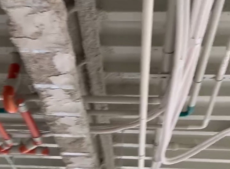 【獨家】演藝圈御用名師淪騙徒(下) 豪宅變毛胚!「免合約」話術套路名媛、連外公鬼魂都成工程延宕藉口 S小姐質疑管線雜亂,遭杜叙中嘲笑不懂裝潢工程最新工法。(圖/民眾提供)