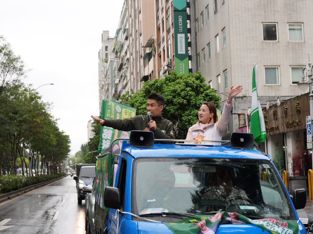 冒雨力挺師兄 陳乃瑜陪張銘祐萬華車隊掃街 冒雨力挺師兄 陳乃瑜陪張銘祐萬華車隊掃街