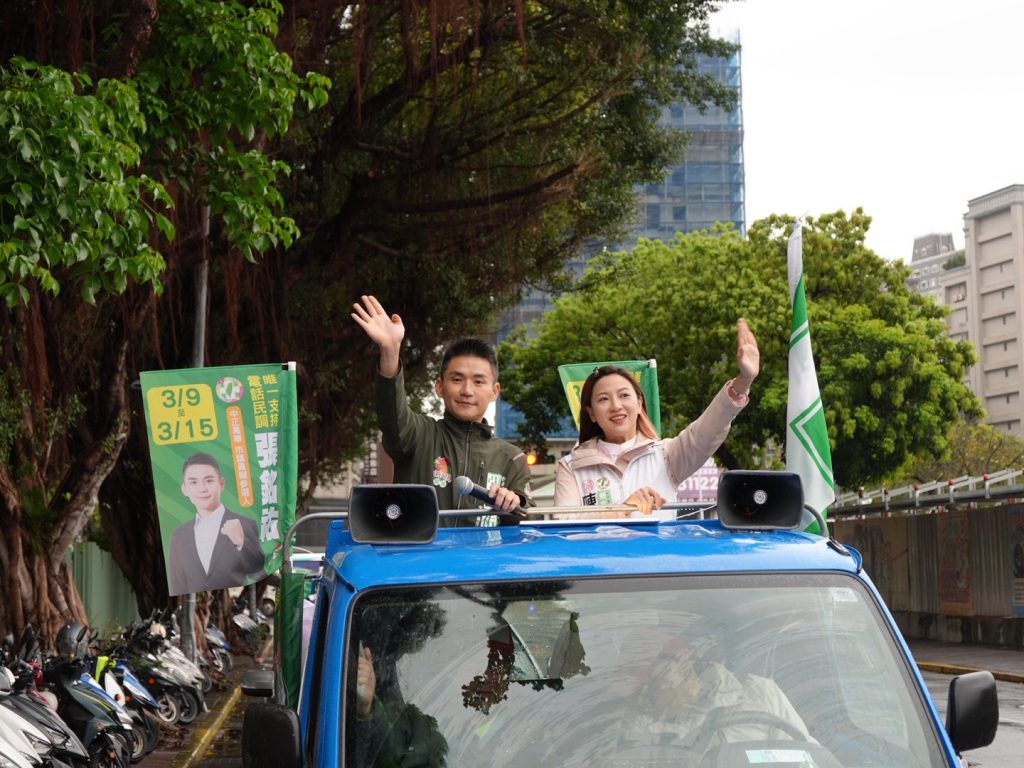 冒雨力挺師兄 陳乃瑜陪張銘祐萬華車隊掃街 冒雨力挺師兄 陳乃瑜陪張銘祐萬華車隊掃街