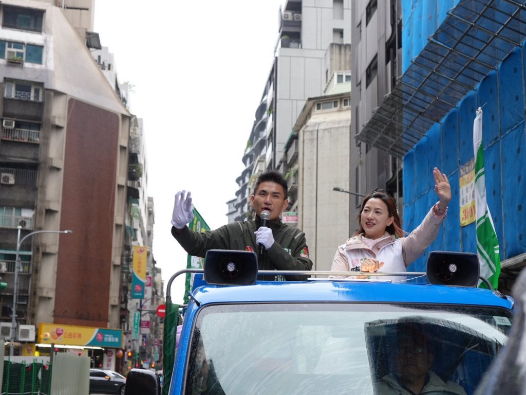 冒雨力挺師兄 陳乃瑜陪張銘祐萬華車隊掃街 冒雨力挺師兄 陳乃瑜陪張銘祐萬華車隊掃街