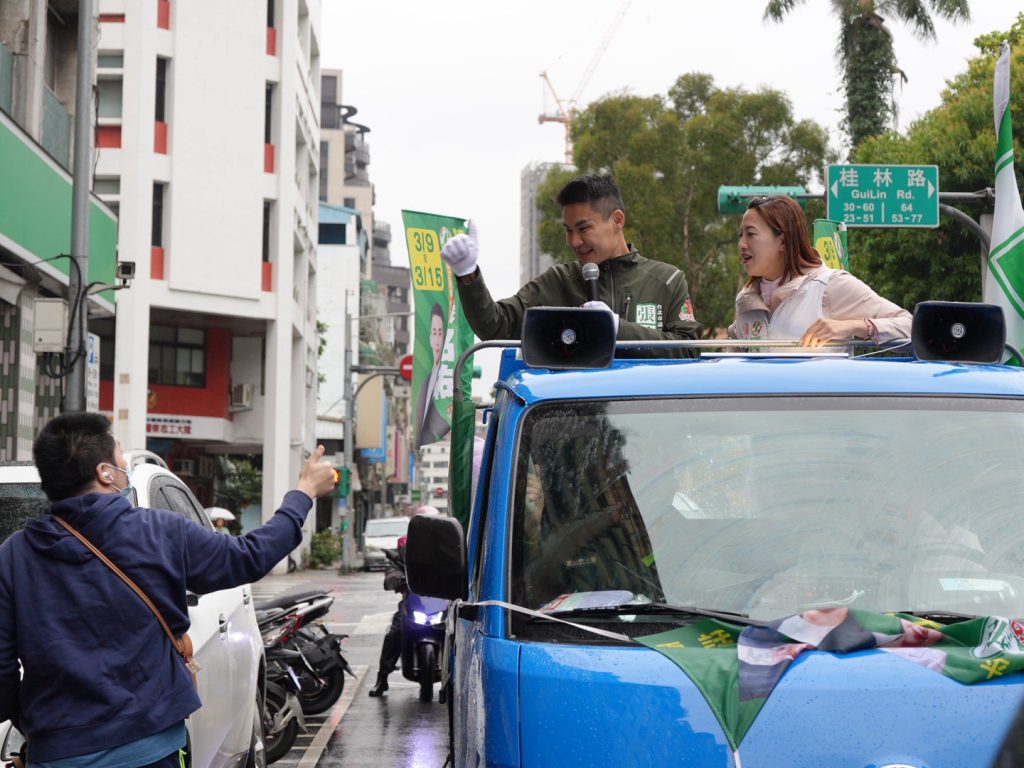 冒雨力挺師兄 陳乃瑜陪張銘祐萬華車隊掃街 冒雨力挺師兄 陳乃瑜陪張銘祐萬華車隊掃街