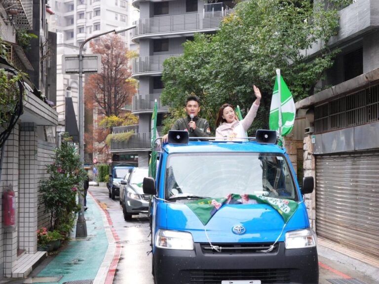 冒雨力挺師兄　陳乃瑜陪張銘祐萬華車隊掃街