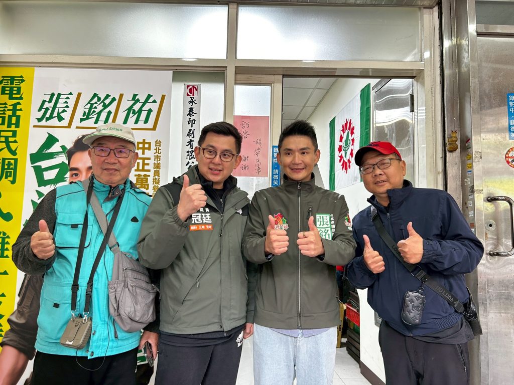 卓冠廷議員力挺台派戰鬥雞張銘祐 青山宮參拜後展開萬華車隊掃街 卓冠廷議員力挺台派戰鬥雞張銘祐 青山宮參拜後展開萬華車隊掃街