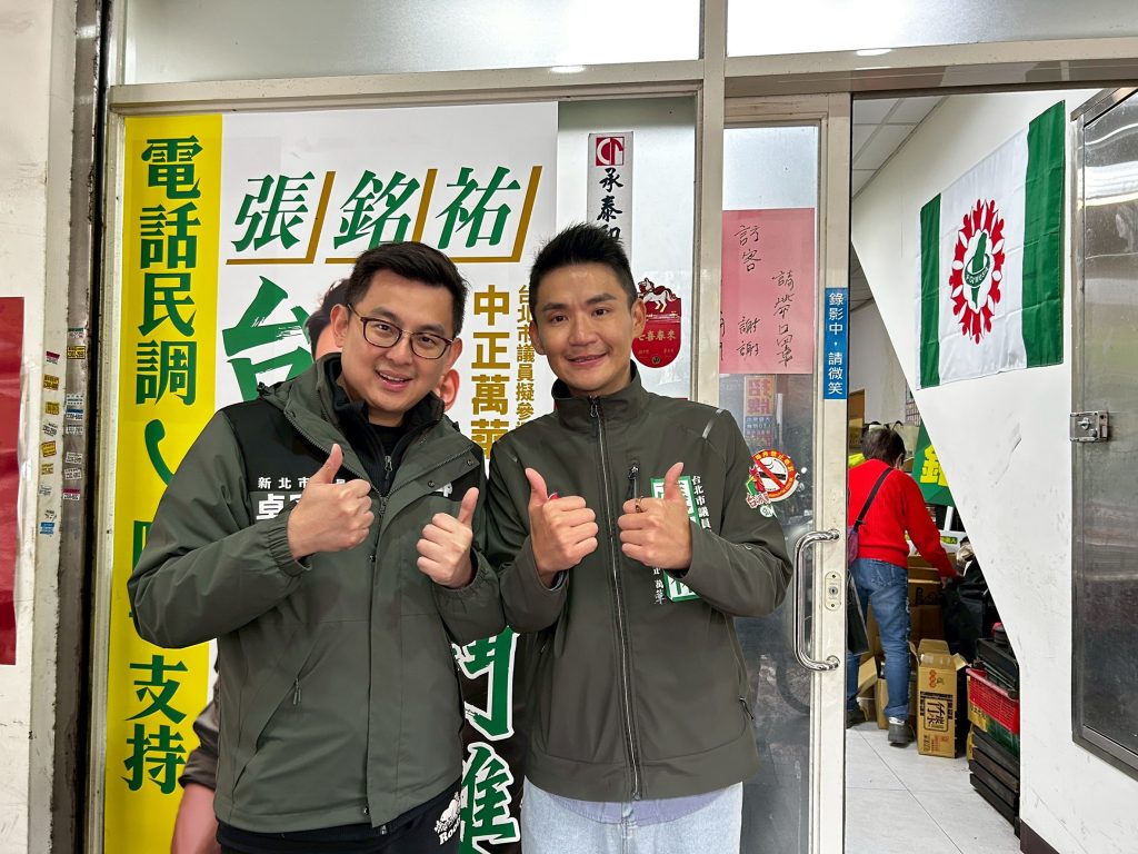 卓冠廷議員力挺台派戰鬥雞張銘祐 青山宮參拜後展開萬華車隊掃街 卓冠廷議員力挺台派戰鬥雞張銘祐 青山宮參拜後展開萬華車隊掃街