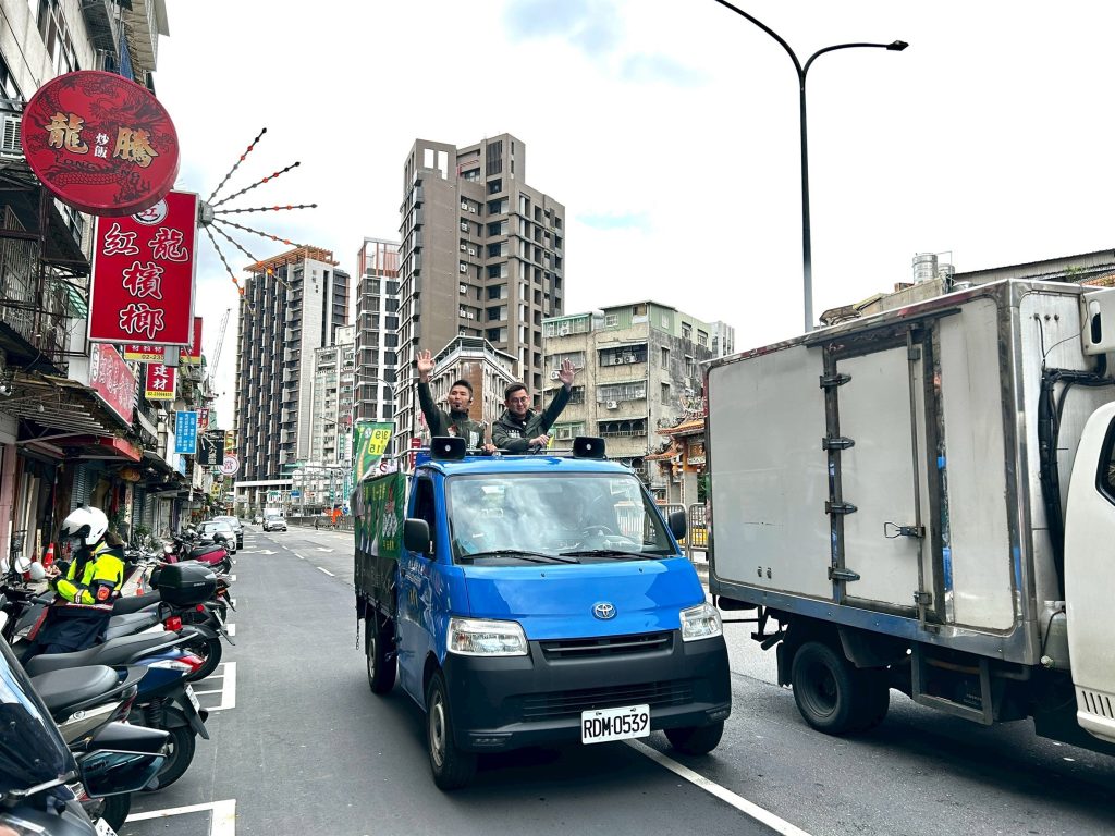 卓冠廷議員力挺台派戰鬥雞張銘祐 青山宮參拜後展開萬華車隊掃街 卓冠廷議員力挺台派戰鬥雞張銘祐 青山宮參拜後展開萬華車隊掃街