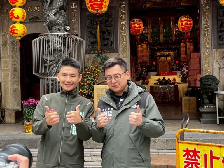 卓冠廷議員力挺台派戰鬥雞張銘祐 青山宮參拜後展開萬華車隊掃街