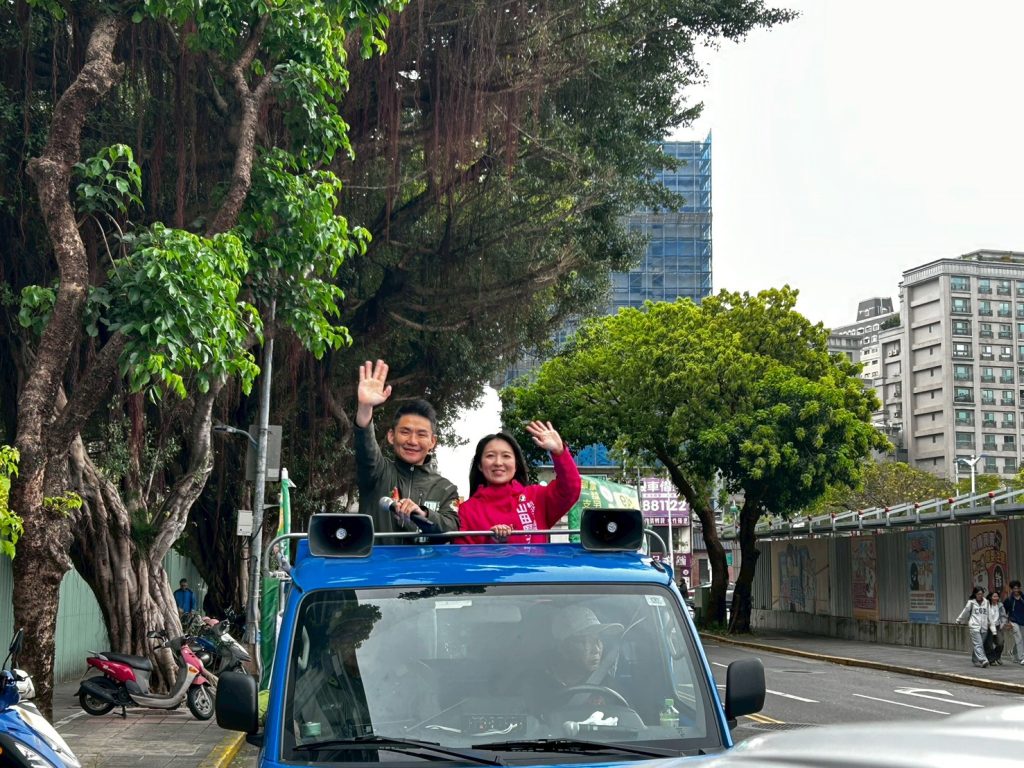 山田摩衣跨區力挺 陪同台派戰鬥雞張銘祐萬華中正掃街 山田摩衣跨區力挺 陪同台派戰鬥雞張銘祐萬華中正掃街