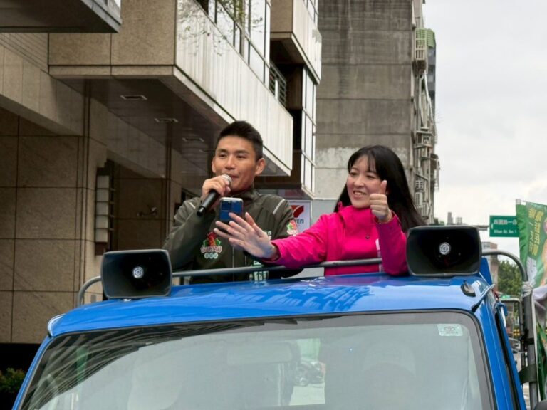 山田摩衣跨區力挺　陪同台派戰鬥雞張銘祐萬華中正掃街