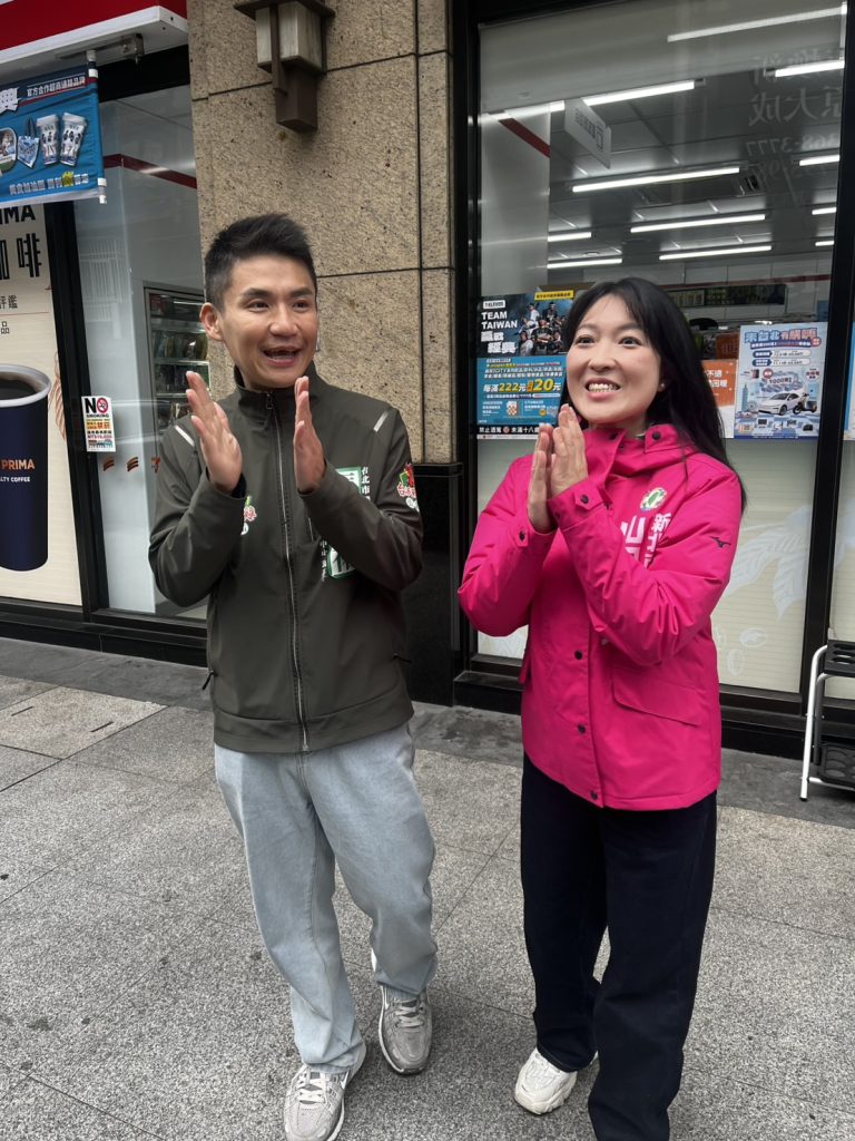 山田摩衣跨區力挺 陪同台派戰鬥雞張銘祐萬華中正掃街 山田摩衣跨區力挺 陪同台派戰鬥雞張銘祐萬華中正掃街