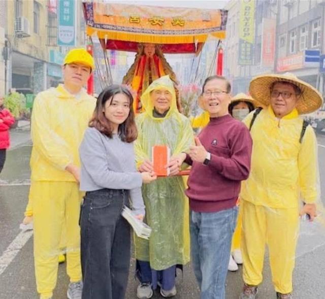 【獨家內幕】政三代還是博弈金孫?(上)劉品妡家族背景被翻出 宜蘭六合彩槍擊往事再掀議論 宜蘭前議員劉添梧(前右)與孫女劉品妡(前左)。(圖/翻攝網路新聞)