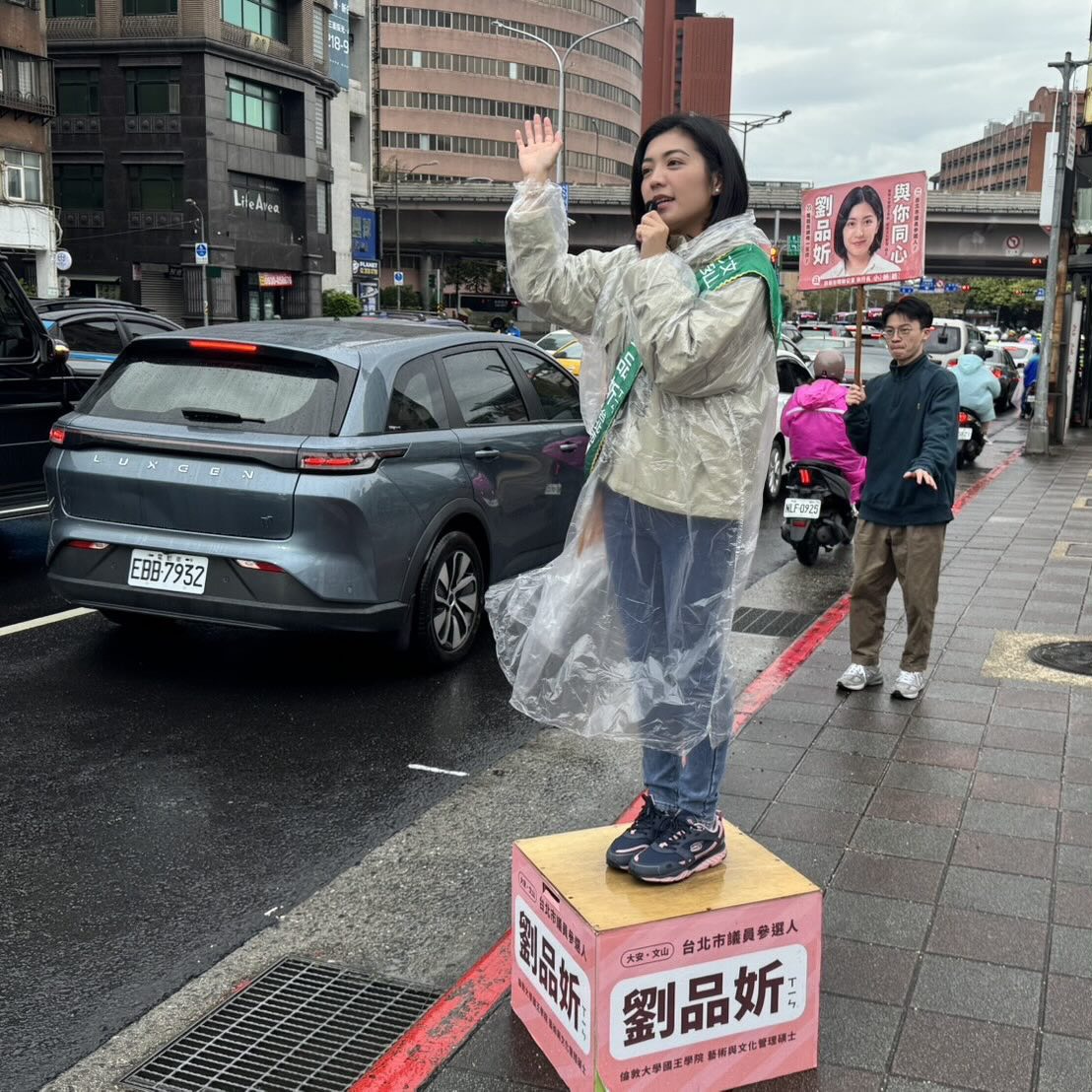 【獨家內幕】政三代還是博弈金孫?(上)劉品妡家族背景被翻出 宜蘭六合彩槍擊往事再掀議論 被外界形容為「政三代」的劉品妡近期積極展開街頭宣講,投入民進黨大安文山區議員初選。(圖/翻攝自社群)