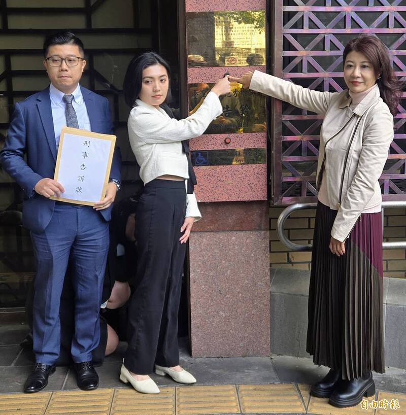 【獨家內幕】政三代還是博弈金孫?(下)家族爭議與金流傳聞齊爆 民代初選成政治修羅場 民進黨大安文山議員初選爆黑函風波,劉品妡(中)赴地檢署提告,強調將追查訊息來源。(圖/翻攝自由時報)