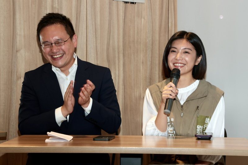 【獨家內幕】政三代還是博弈金孫?(下)家族爭議與金流傳聞齊爆 民代初選成政治修羅場 劉品妡(右)過去曾在趙怡翔(左)團隊中擔任幕僚職務,隨著大安文山議員初選升溫,兩人關係也成為討論焦點。(圖/翻攝自社群)