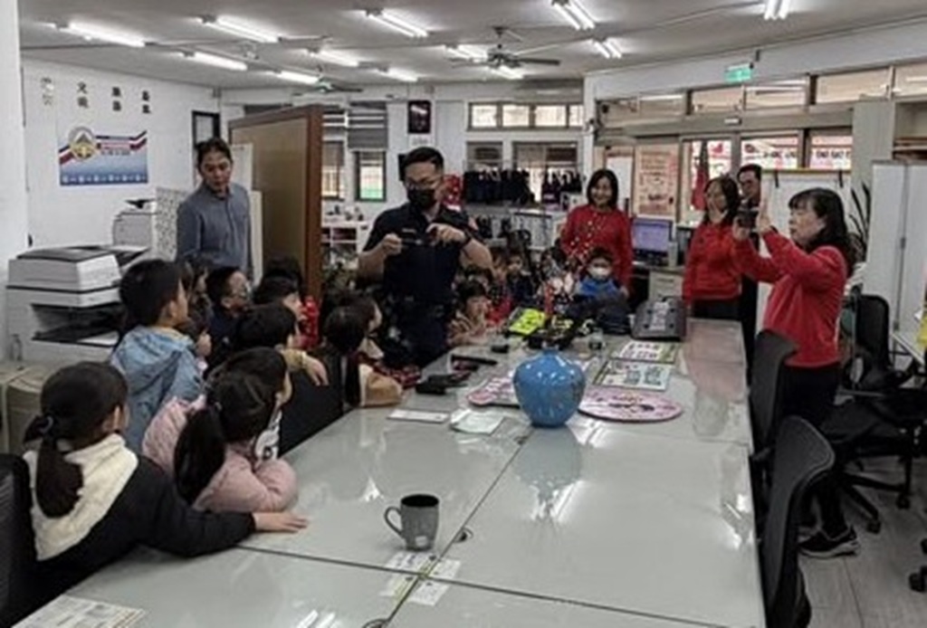 幼兒園萌娃走進派出所 「小小警察體驗日」快樂學守法 幼兒園萌娃走進派出所 「小小警察體驗日」快樂學守法