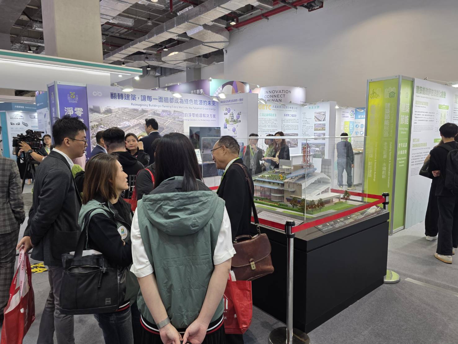 「淨零願景館」亮相!內政部攜手產業展示光電建築與低碳社宅新解方 現場也邀集豐譽工程、睿田能源、永達能源、中和製漆及潤弘精密工程等多家企業參展。(圖/記者 趙靜姸攝)