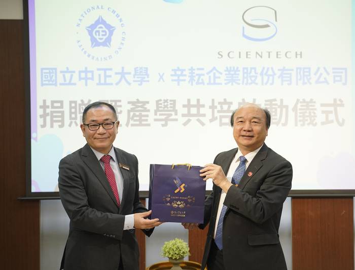 國立中正大學獲辛耘企業捐贈新台幣1,000萬元 攜手深化矽光子產學合作 加速培育高階半導體人才 國立中正大學獲辛耘企業捐贈新台幣1,000萬元 攜手深化矽光子產學合作 加速培育高階半導體人才