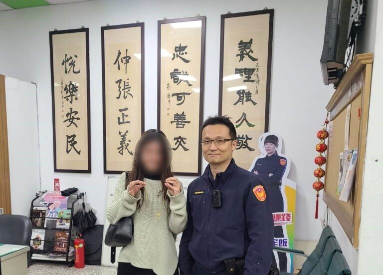 金項鍊遺落街頭急壞女大生　「暖警」地毯式搜尋助找回珍貴回憶