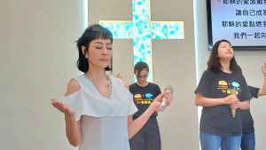 從生死關走回來!唐玲現身教會談抗癌歷程 信徒聽到落淚 從生死關走回來!唐玲現身教會談抗癌歷程 信徒聽到落淚