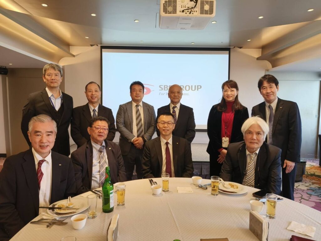 日本第八大物流集團SBS成立「台灣古河物流」 攜手華羿航空布局亞洲市場 (左下起):台灣SBS古河物流股份有限公司社長 森田真浯、台灣SBS古河物流股份有限公司董事長 近藤浩ㄧ郎、華信航空總經理 莊明哲、華羿集團總經理 黃治平、(左上起):松山機場中科物流 總經理 何武揚、遠雄航空自由貿易港區 董事長 葉鈞耀、德田真也、台北市報關商業同業公會理事長 高振明、中華航空貨運中心總經理 林侑宣、SBS董事 田中康仁。(圖/華羿集團 提供)