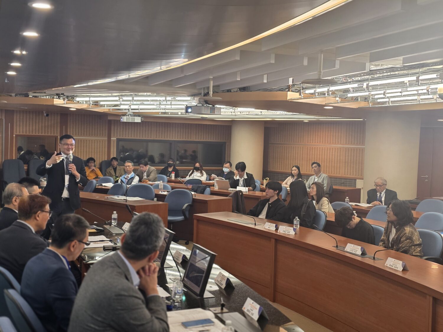 AI防詐進入新紀元!銘傳大學首創產官學國際直播論壇 打造犯罪預防「數位盾牌」 與會者熱烈參與討論。(圖/記者 趙靜姸攝)