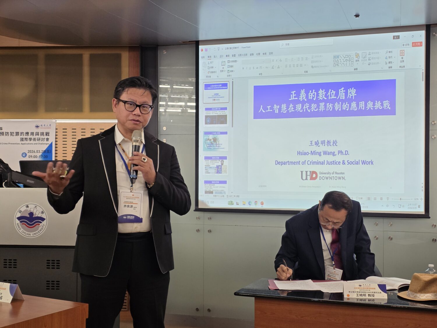 AI防詐進入新紀元!銘傳大學首創產官學國際直播論壇 打造犯罪預防「數位盾牌」 台灣民間反詐騙協會理事長許良源(圖左)於論壇中公開說明「反詐騙集體訴訟」最新進展。(圖/記者 趙靜姸攝)