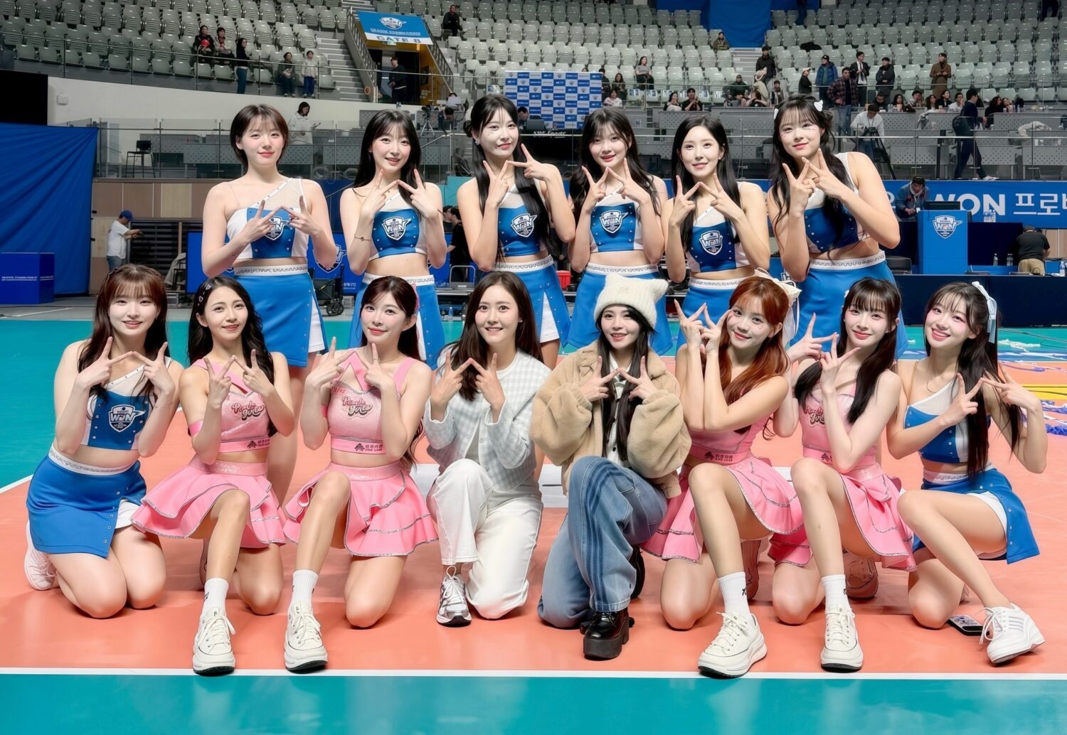 桃氣女孩啦啦隊陸筱晴、穎樂首次海外應援成功 台韓交流助友利排球隊奪勝 桃氣女孩更與友利排球隊啦啦隊 Woori Wonders 進行跨國共舞。(圖/影響力動能 提供)