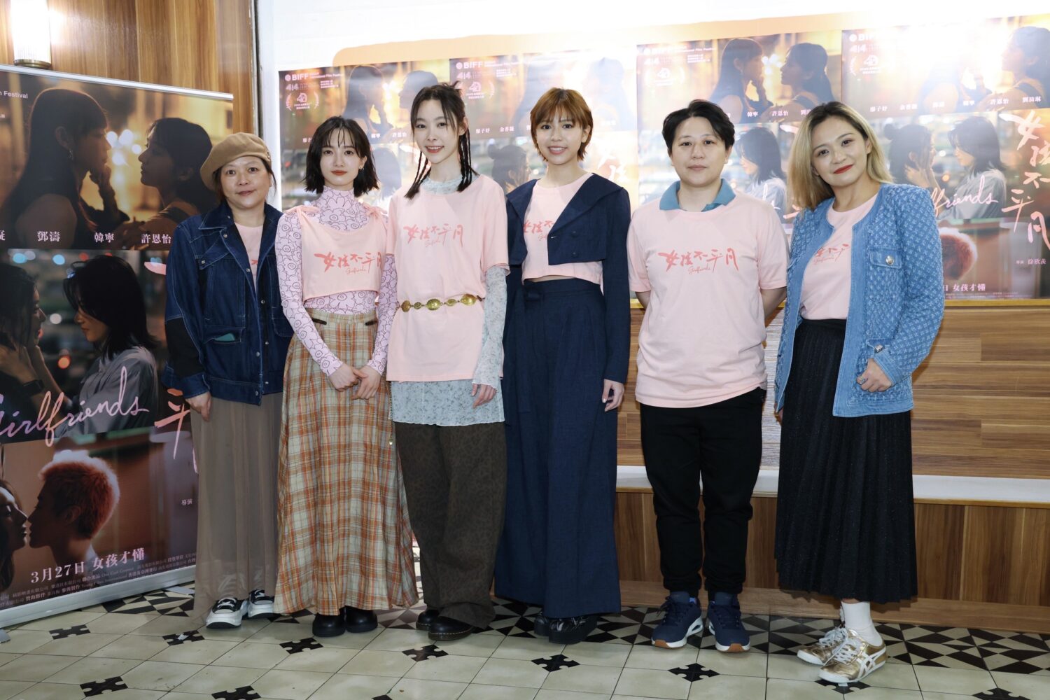 導演徐欣羨、台灣演員韓寧、陳孟琪、及澳門新秀劉漪琳 跨海譜寫女性戀曲 「女孩不平凡」 導演徐欣羨(右二)台灣演員韓寧、陳孟琪及澳門新秀劉漪琳及編劇團隊為電影「女孩不平凡」展開宣傳工作。(圖/東哥 攝)