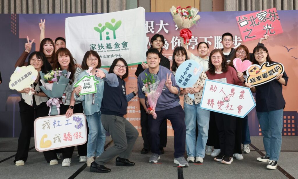 「115年度臺北市優良社工人員表揚典禮」登場 42位優良社工獲肯定攝影展同步揭幕 表揚依服務歷程與專業特質,肯定不同年資社工的投入與堅持。(圖/臺北市政府社會局