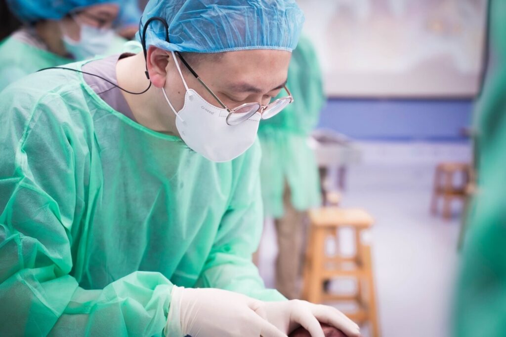 「台灣微整形美容醫學會」攜手臺北醫學大學 舉辦大體解剖研討會 透過大體解剖實作,醫師可在接近實際人體結構的條件下進行觀察與學習。(圖/台灣微整形美容醫學會 提供)