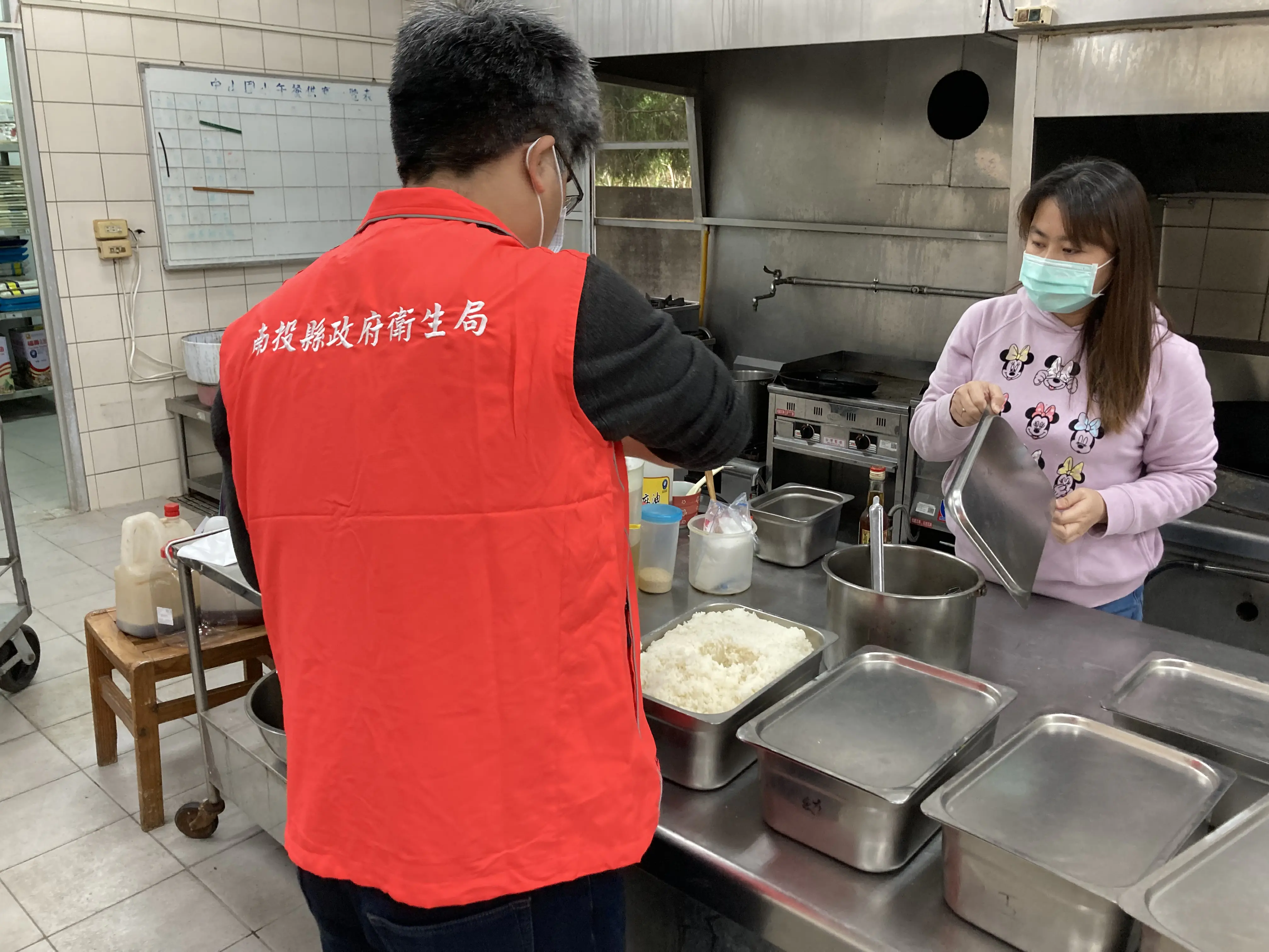 南投縣衛生局全面查核校園午餐 守護學童飲食安全 南投縣衛生局全面查核校園午餐 守護學童飲食安全