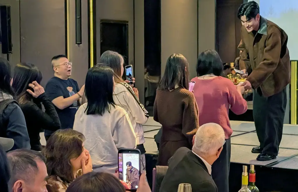 周興哲紅包雪片狂撒 猜拳拼獎金全場暴動 星空飛騰春酒嗨翻台北 周興哲紅包雪片狂撒 猜拳拼獎金全場暴動 星空飛騰春酒嗨翻台北