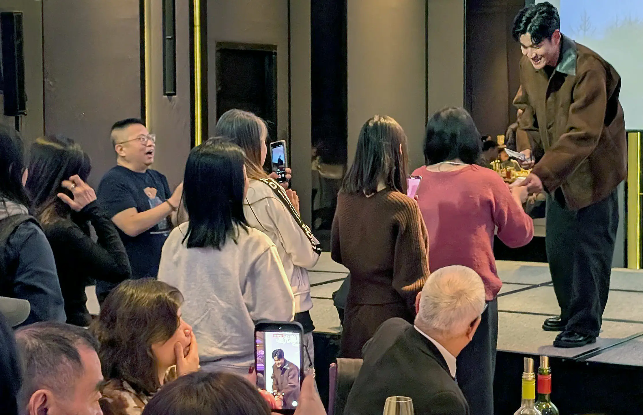 周興哲紅包雪片狂撒 猜拳拼獎金全場暴動 星空飛騰春酒嗨翻台北 周興哲紅包雪片狂撒 猜拳拼獎金全場暴動 星空飛騰春酒嗨翻台北