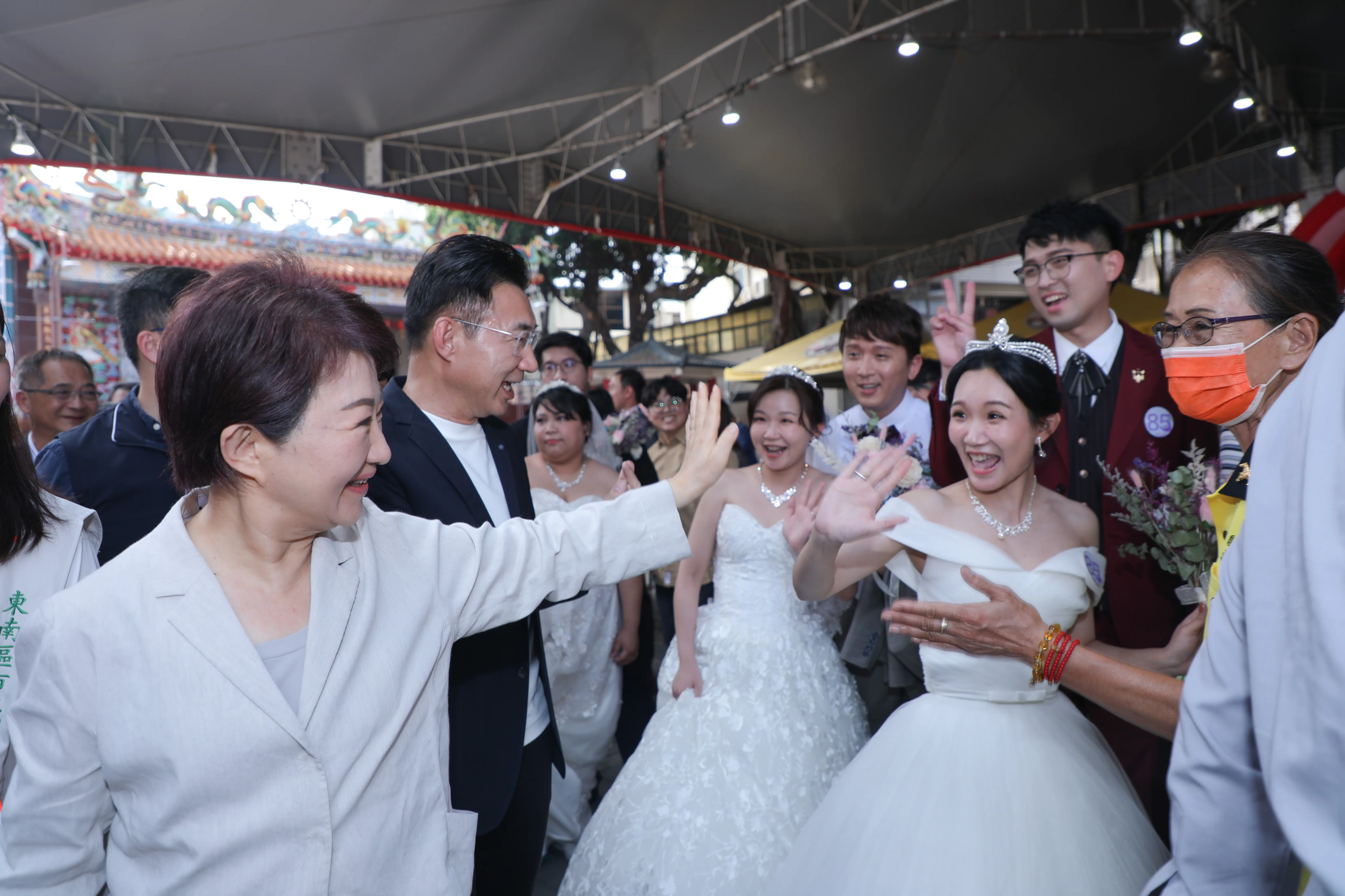 樂成宮化身幸福殿堂! 盧市長見證集團婚禮 贈匾感謝媽祖庇佑 樂成宮化身幸福殿堂! 盧市長見證集團婚禮 贈匾感謝媽祖庇佑