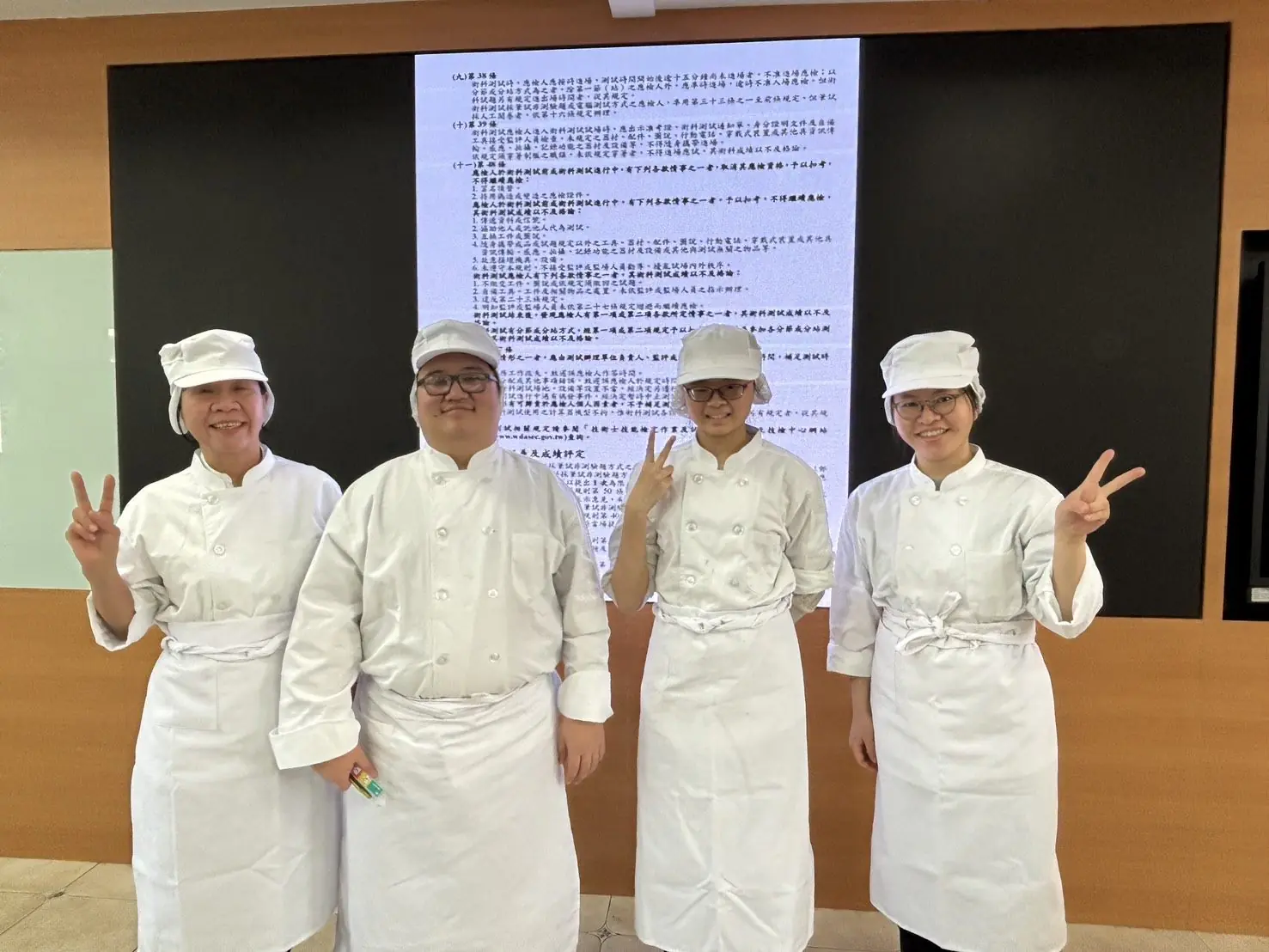 突破視覺界限!臺北啟明學校兩學生實訓3個月 勇奪烘焙丙級證照 突破視覺界限!臺北啟明學校兩學生實訓3個月 勇奪烘焙丙級證照