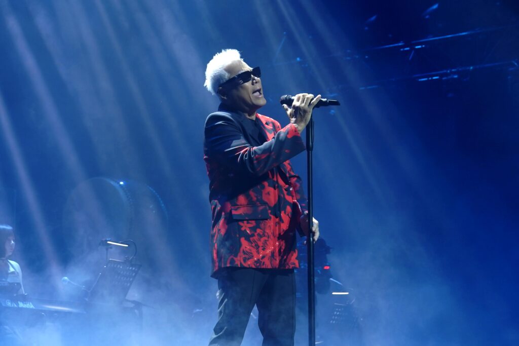 巫啟賢北流深情開唱憶袁惟仁 張信哲奧克蘭萬人朝聖 5 2YE00044