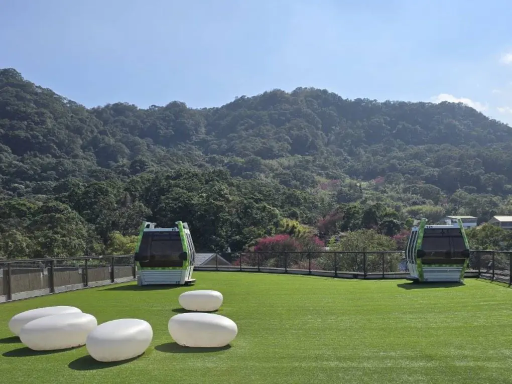 退役車廂化身城市高空花燈 北捷遊憩點亮再生想像 退役車廂化身城市高空花燈 北捷遊憩點亮再生想像