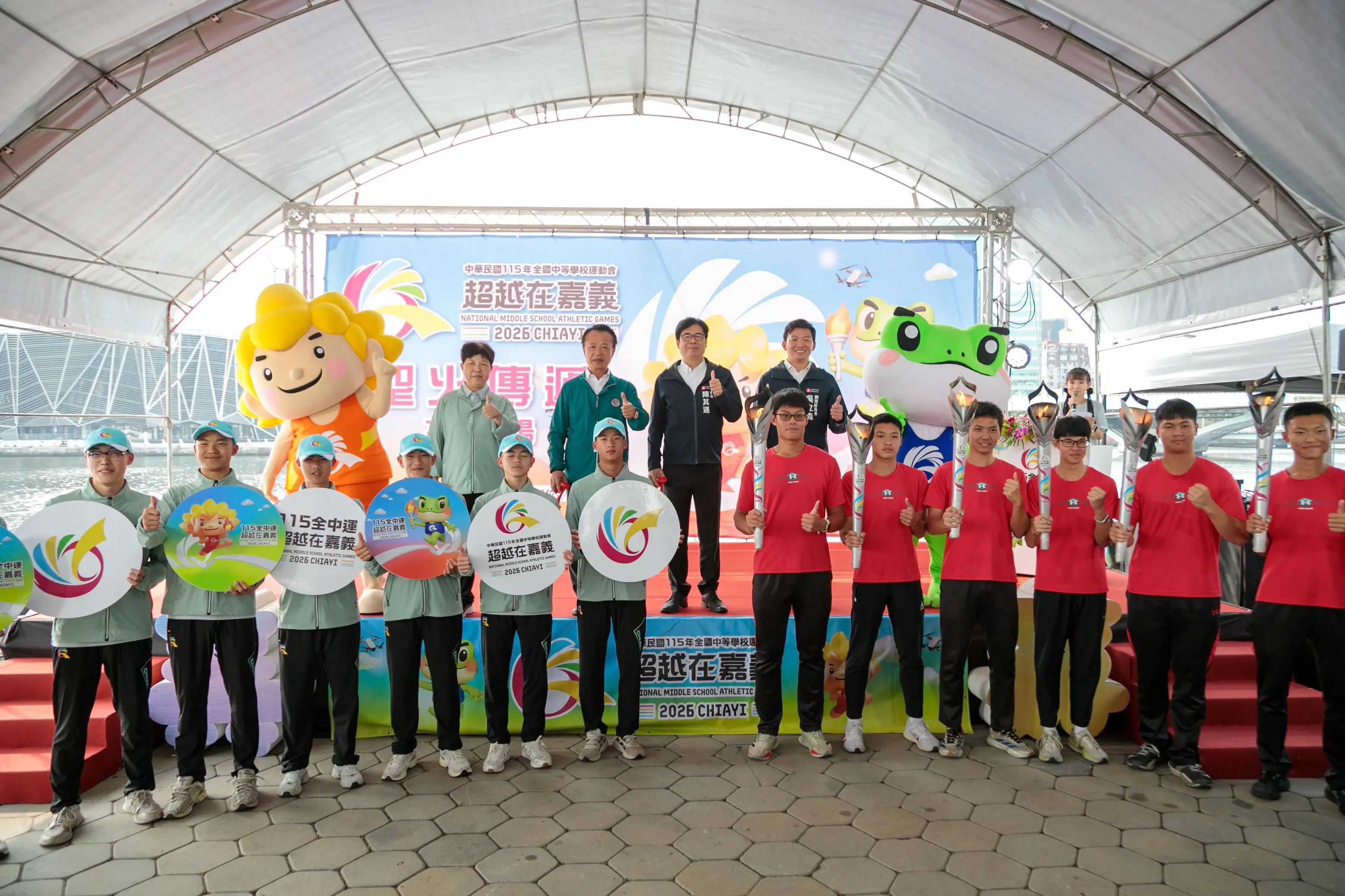 115年全中運聖火傳遞抵達高雄 翁章梁縣長邀全民來嘉作客 115年全中運聖火傳遞抵達高雄 翁章梁縣長邀全民來嘉作客