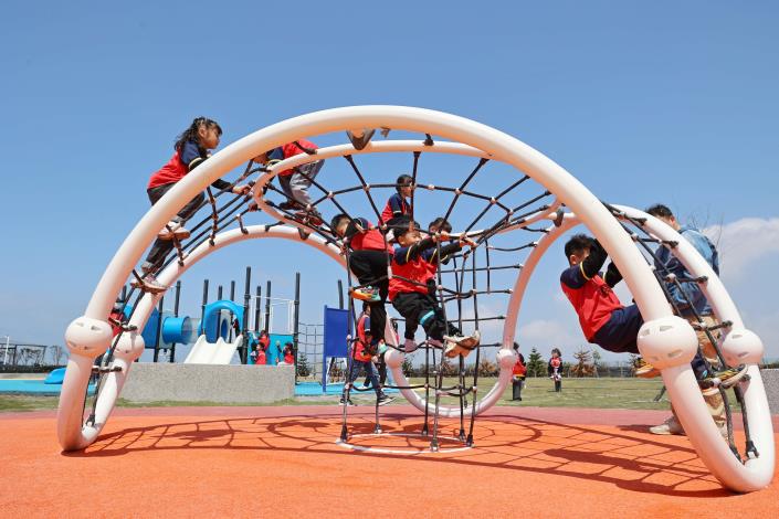 臺西鄉公所綠美化廣場落成 嶄新門面提供洽公民眾、鄉親更舒適友善公共場域 臺西鄉公所綠美化廣場兒童遊戲場,設置多座滑梯、攀爬網、攀爬牆與搖搖馬等遊具,提供不同年齡層的小朋友安全遊玩