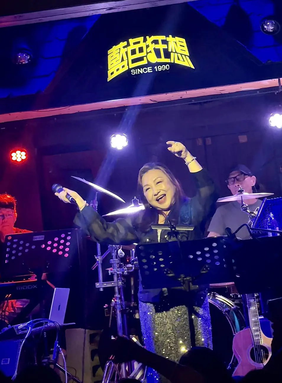 鄭怡被小鮮肉告白 霸氣神回「晚了40年」但這裡沒有阿姨 請叫姊 鄭怡被小鮮肉告白 霸氣神回「晚了40年」但這裡沒有阿姨 請叫姊