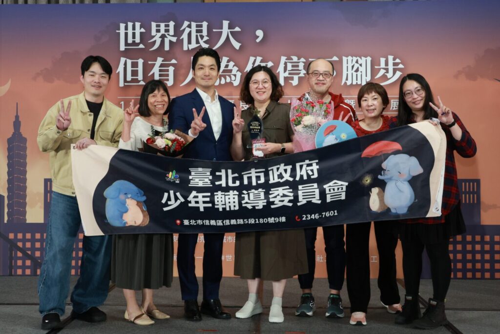 「115年度臺北市優良社工人員表揚典禮」登場 42位優良社工獲肯定攝影展同步揭幕 台北市長蔣萬安出席「115年度台北市優良社工人員表揚暨攝影展」。(圖/臺北市政府社會局)