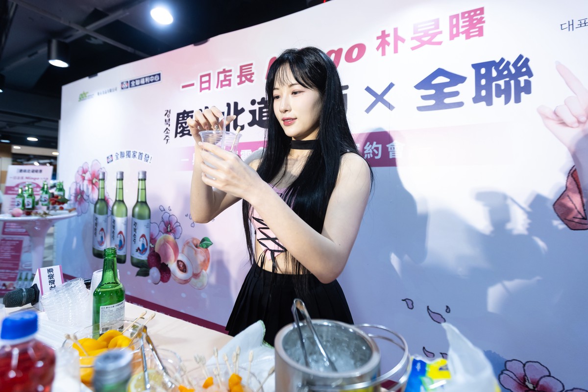 啦啦隊女神Mingo化身全聯一日店長!親調「慶尚北道燒酒」 啦啦隊女神Mingo化身全聯一日店長!親調「慶尚北道燒酒」