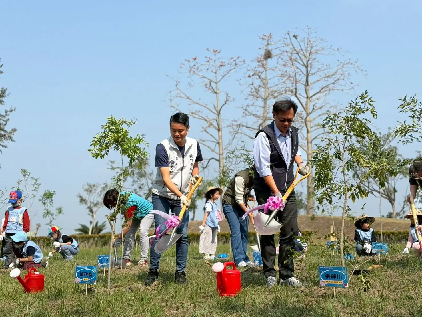 義竹鄉村里清潔大作戰 齊聚公園共植綠意 義竹鄉村里清潔大作戰 齊聚公園共植綠意