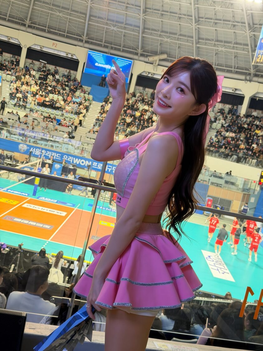 桃氣女孩啦啦隊陸筱晴、穎樂首次海外應援成功 台韓交流助友利排球隊奪勝 桃氣女孩穎樂首次在排球場上與韓國人氣啦啦隊同台演出。(圖/影響力動能 提供)