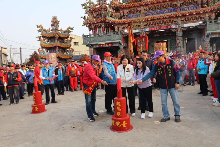雲林縣定民俗五股開臺尊王過爐大典登場 傳承百年香路與庄頭情誼 雲林縣定民俗五股開臺尊王過爐大典今日盛大舉行,上午7時由縣長張麗善等人點燃起馬炮後正式起駕。
