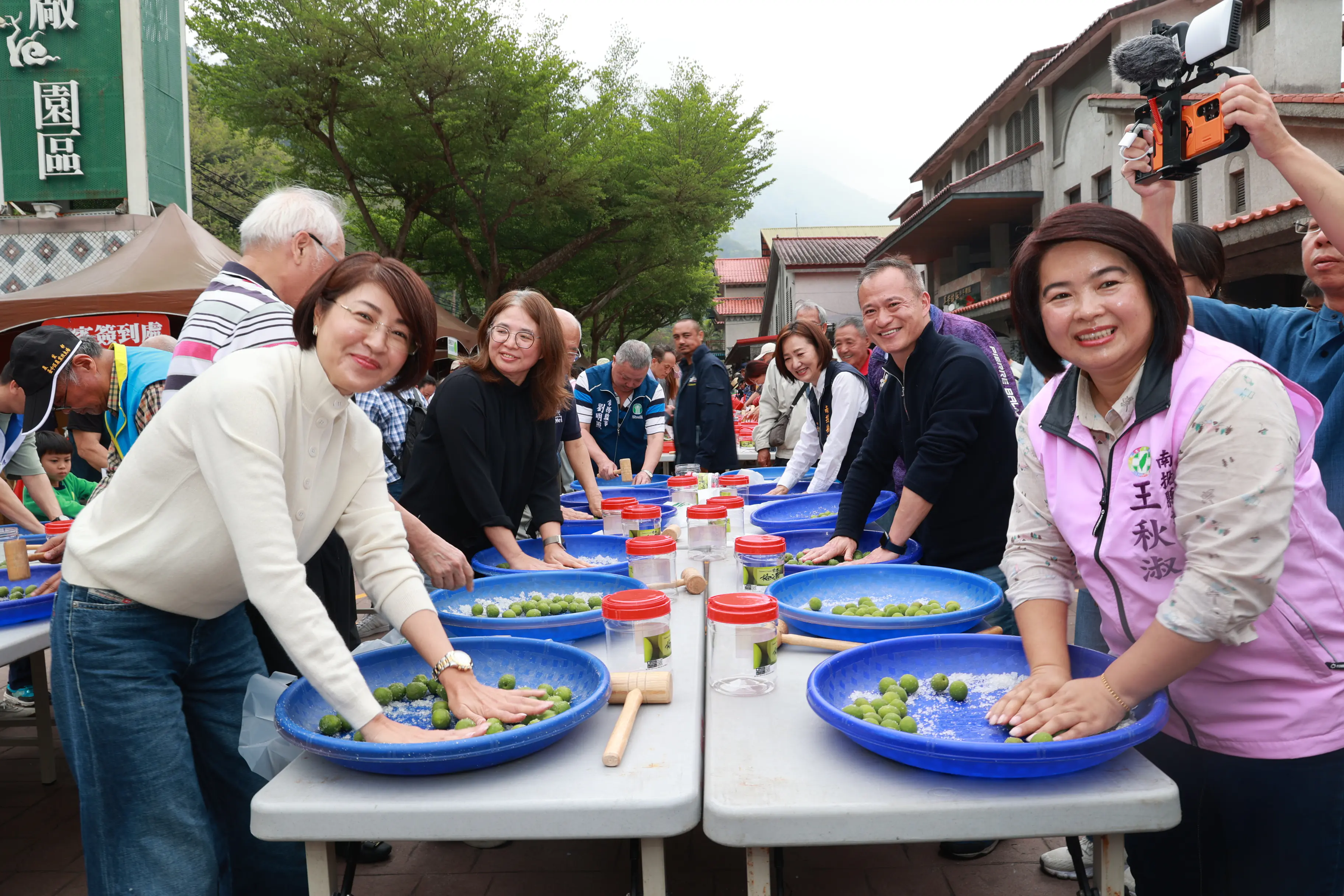 南投梅子節推廣在地鮮食 許淑華縣長與民眾手作青梅 南投梅子節推廣在地鮮食 許淑華縣長與民眾手作青梅